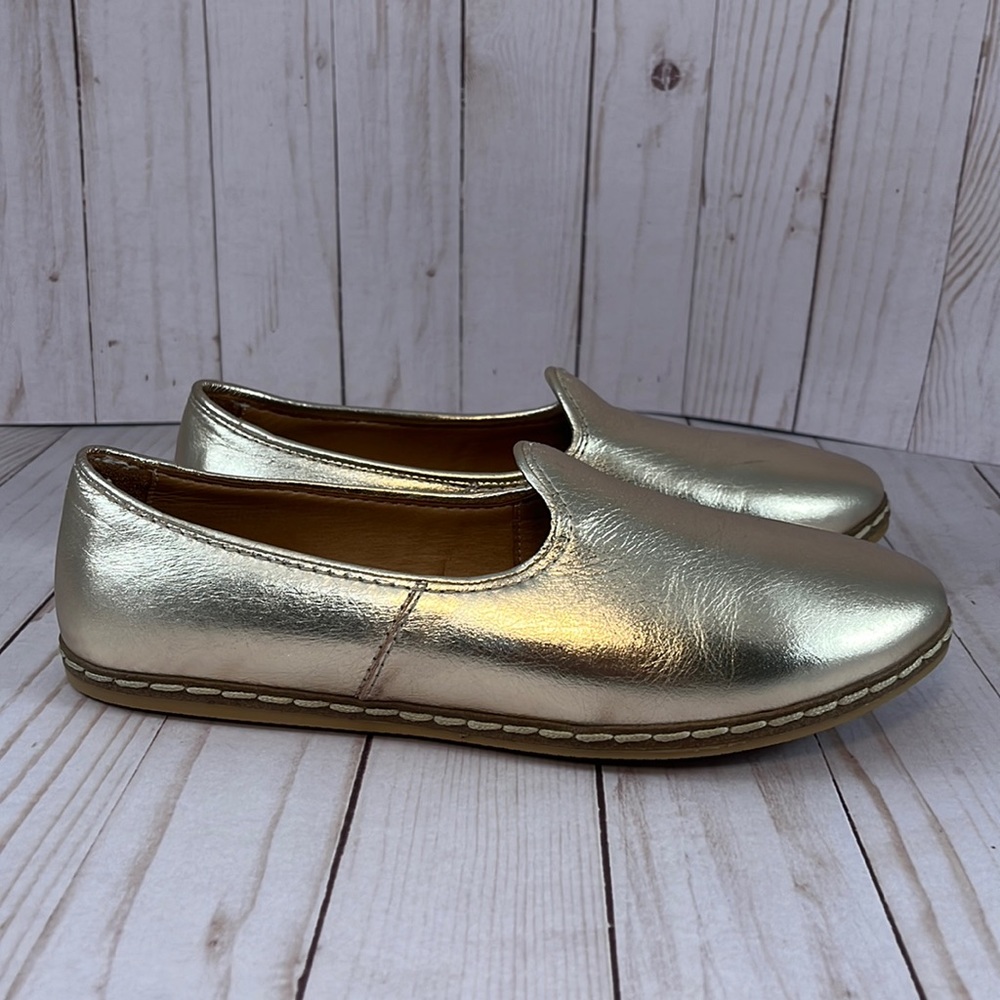 Charix gold unisex flats size EU39- US 8.5-9